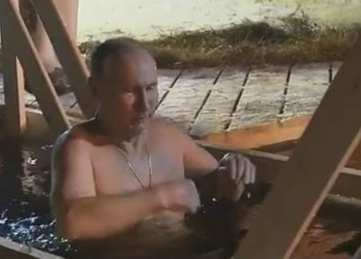 Ko se boji zime još: Putin na minus 6 stepeni zaronio u ledeno jezero (VIDEO)