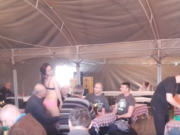 (VIDEO) Ovako nešto viđa se samo na srpskim vašarima: Polugole igračice bacaju posetioce u trans Vašar
