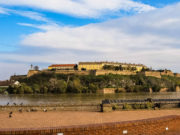 Policija mora da REAGUJE: Stranka iz ove zemlje postavila baner “Vojvodina nije Srbija” Novi Sad
