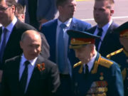 Tako se (ne)ponaša prema ratnom veteranu: Obezbeđenje ga gurnulo, Putin mu prišao, pozdravio i stavio pored sebe da korača (VIDEO)