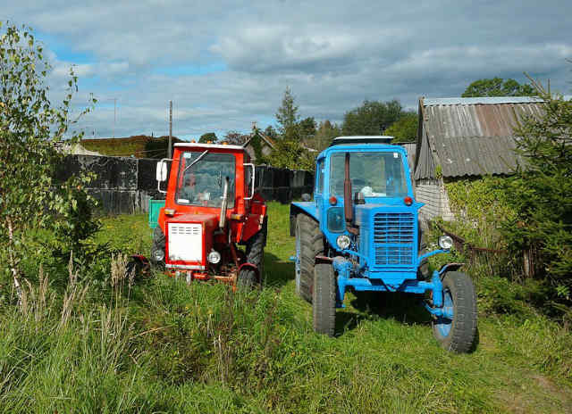 Maturantkinje Katarina i Sara traktorima su došle poslednjeg dana škole