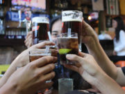 ŠTA HOROSKOPSKI ZNACI NARUČUJU U KAFANI: Bikovi seku vene na “Crne kose, Jarčevi lome čaše na “Šta će mi život bez tebe dragi” Preobraženje Gospodnje: Uzdržite se od spavanja, odlaska u kafanu... Proverite zašto se deci prišivaju parice