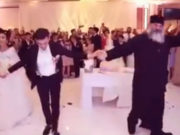 (VIDEO) Dodatni poklon za mladence: Pop ih prvo venčao, a onda zaigrao i oduševio sve svatove Svešteno lice je, na radost gostiju, totalno izgubilo kontrolu