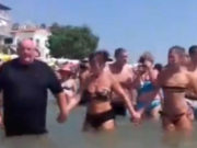 (VIDEO) Čudo neviđeno u Paraliji: Palma poveo narodno kolo usred mora!? (VIDEO) Čudo neviđeno u Paraliji: Palma poveo narodno kolo usred mora!?