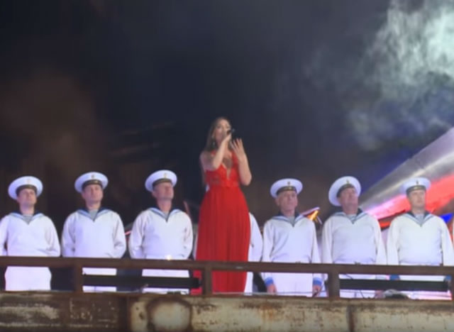 (VIDEO) Da se naježiš: Jelena Tomašević sa horom Crnomorske mornarice na Krimu otpevala Kosovski božuri