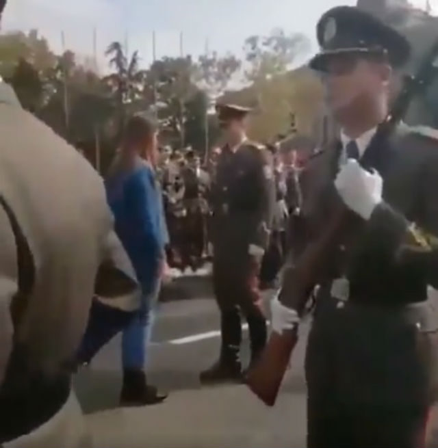 (VIDEO) Oficir i džentlmen: Zaprosio devojku uz pomoć koreografije kolega