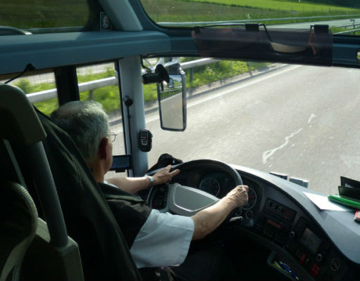 Ugrožavanje putnika u Niš-ekspresu: Vozi autobus i kucka poruke na telefonu (VIDEO) Nema više debelih vozača autobusa! Novi pravilnik im ne dozvoljava da se ugoje, jer će u suprotnom to "debelo" da ih košta